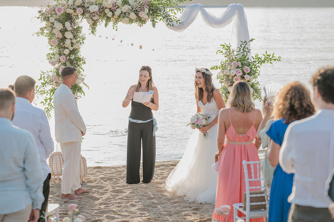 Sposi durante la cerimonia con la celebrante che conduce il rito all’aperto