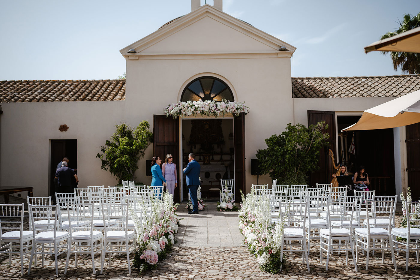 Vista di una chiesa immersa nel paesaggio della Sardegna allestita per una cerimonia di matrimonio