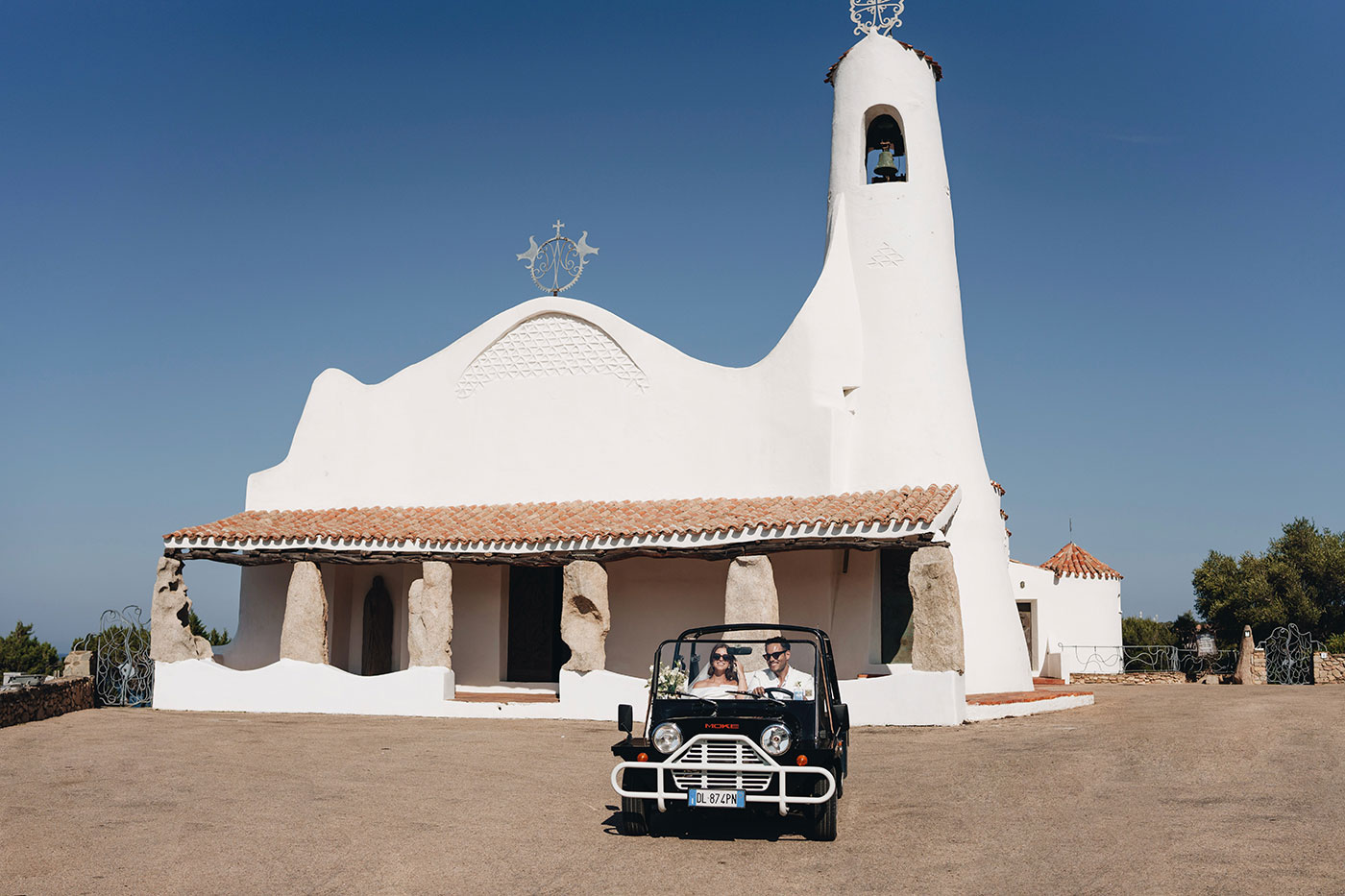 Sposi davanti alla chiesa di Stella Maris a Porto Cervo, una delle location più iconiche per matrimoni in Sardegna