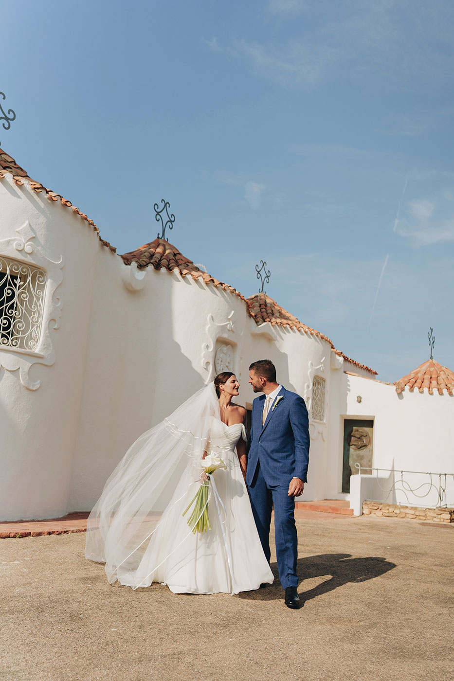 Sposi davanti alla chiesa di Stella Maris a Porto Cervo nel giorno del loro matrimonio
