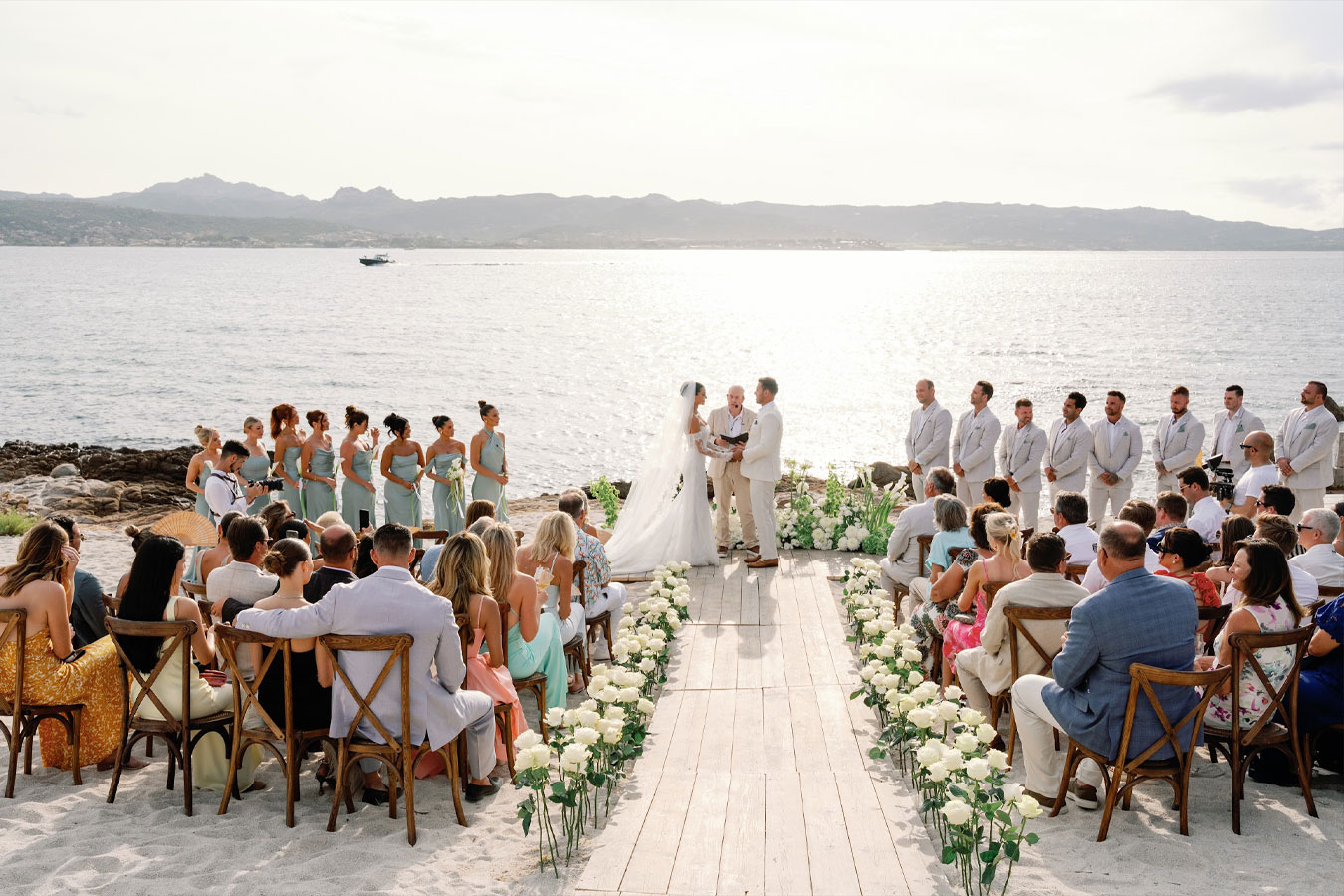 La cerimonia di matrimonio sul mare con gli sposi e gli invitati affacciati sull’acqua cristallina della Sardegna