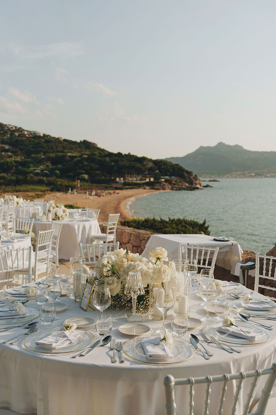 Tavolo del ricevimento allestito sulla spiaggia con vista sul mare della Sardegna
