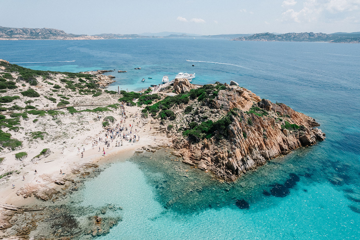 Veduta costiera con spiaggia, rocce granitiche e mare turchese nel paesaggio della Sardegna