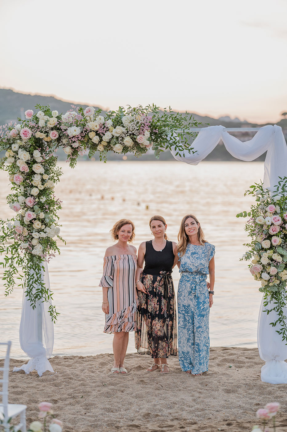 Il team di Biancavorio Wedding Planner, Sara Giorgia e Stefania, sulla spiaggia durante un matrimonio